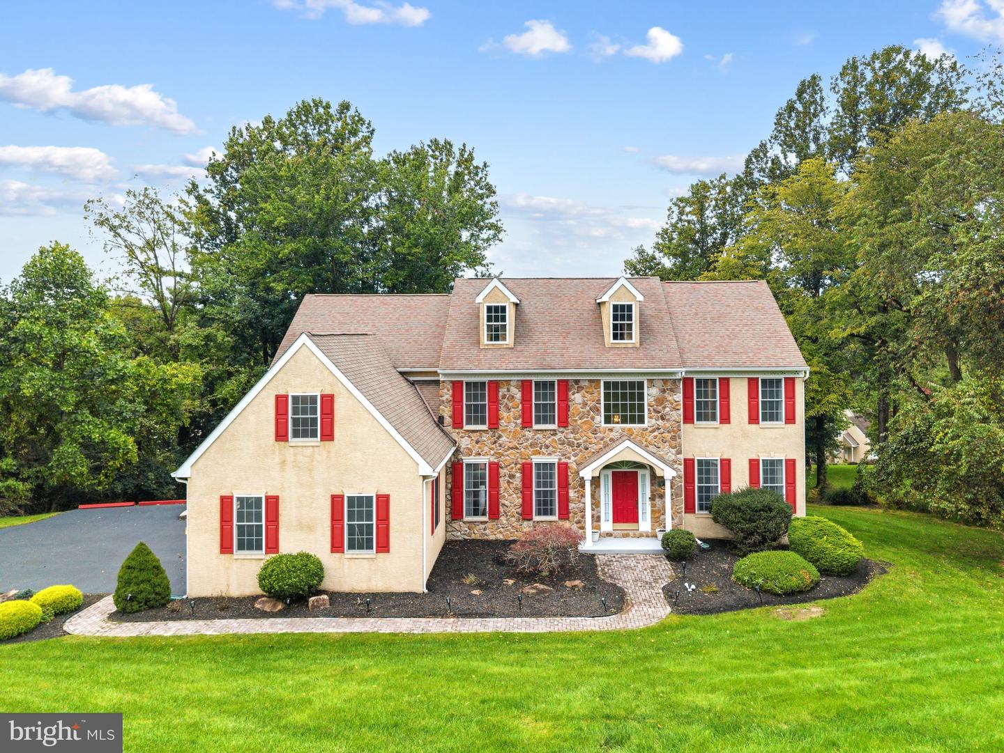 904 Victoria Ct — photo