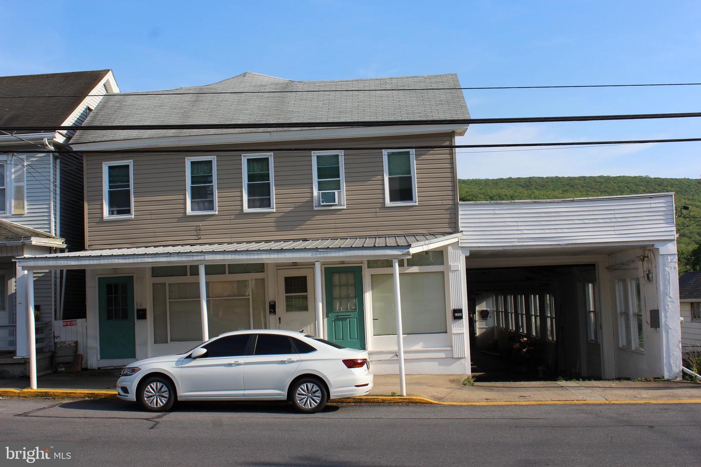 224 W Market St — photo