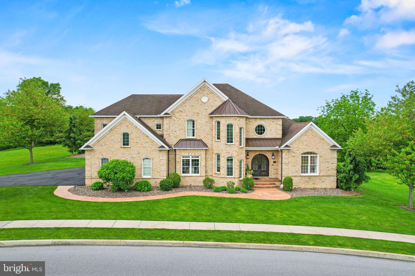740 Hampton Ct — photo