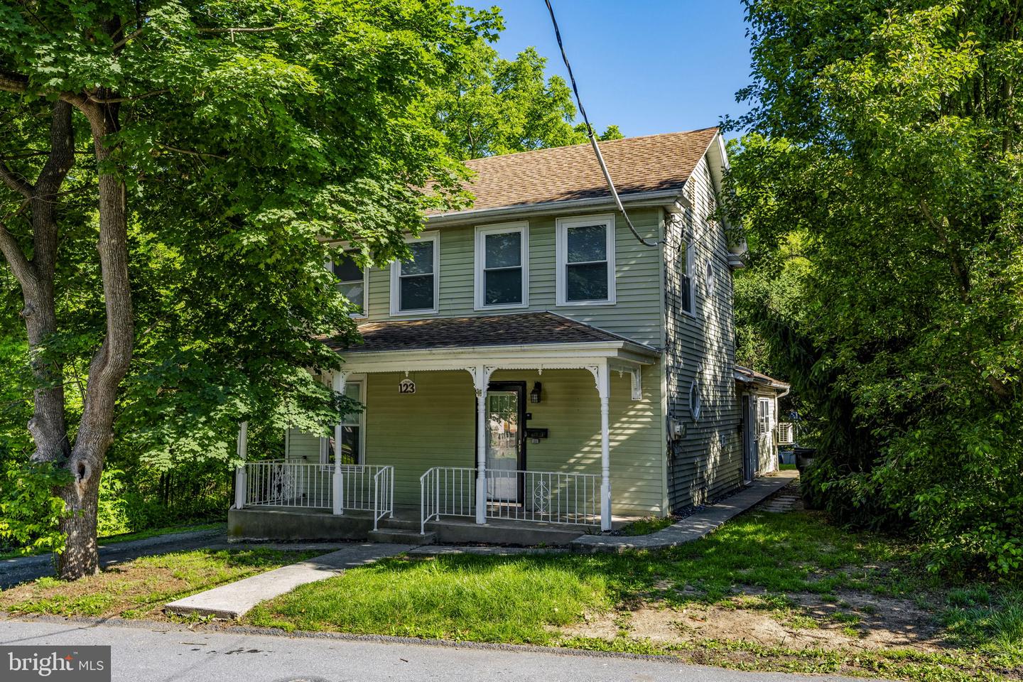 123 W Main St — photo
