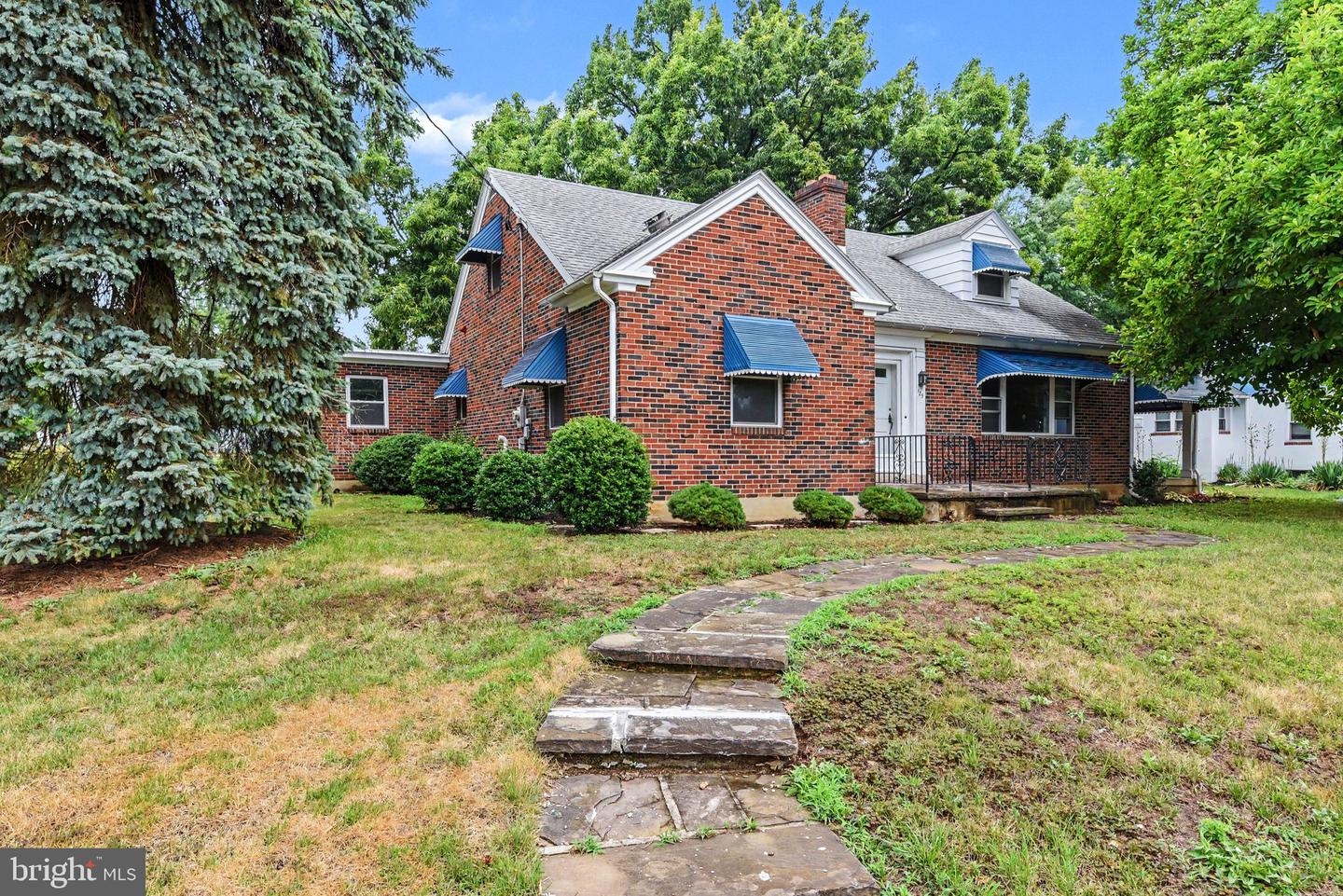 125 W Governor Rd — photo