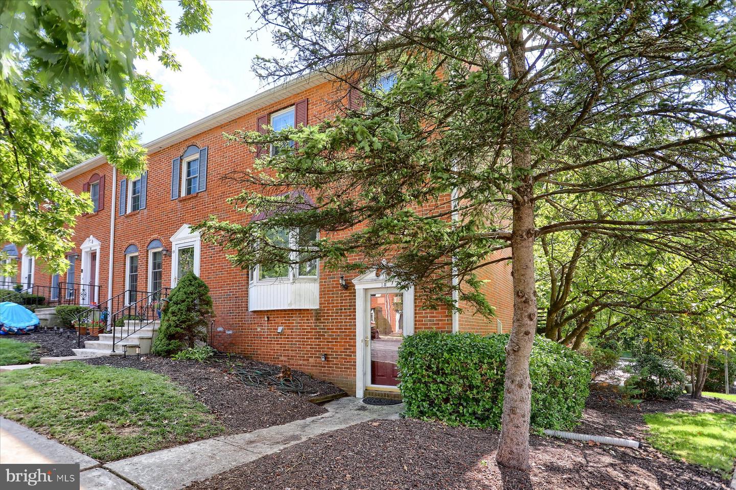 18 Fairfax Vlg — photo