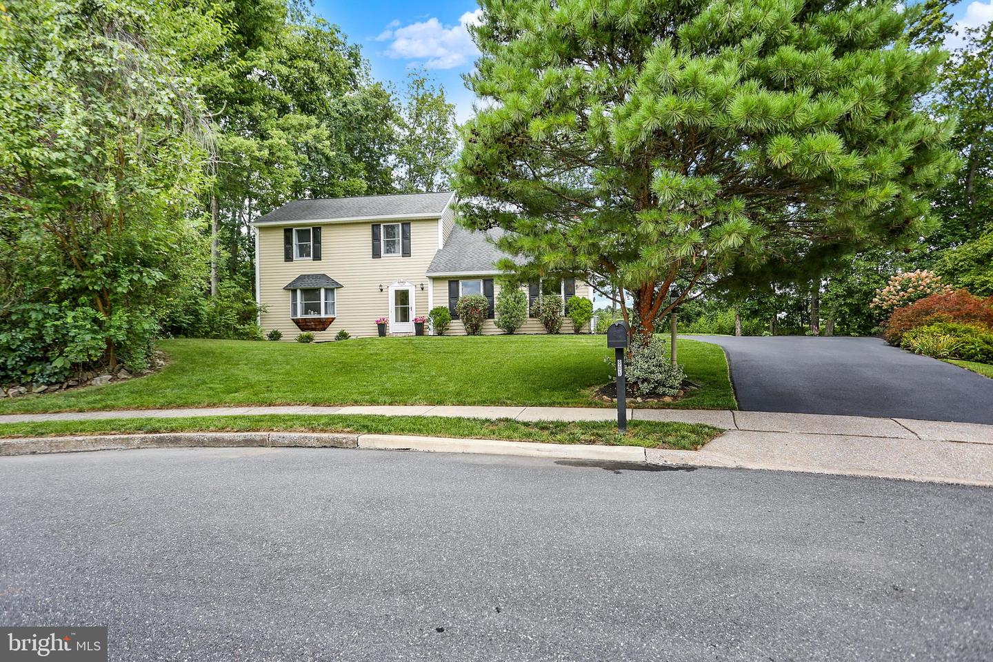 805 Leeds Ct — photo