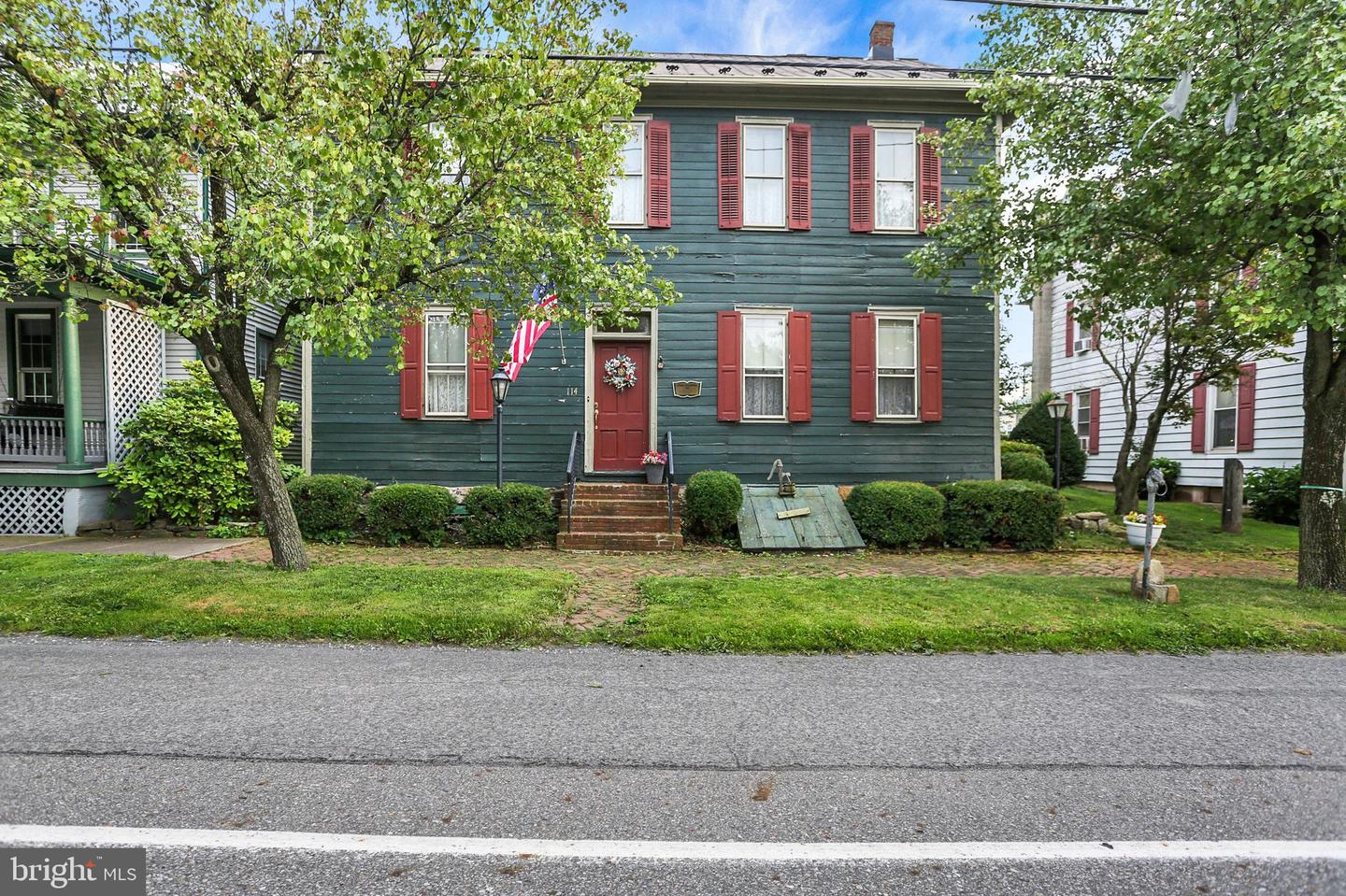 114 E Market St — photo