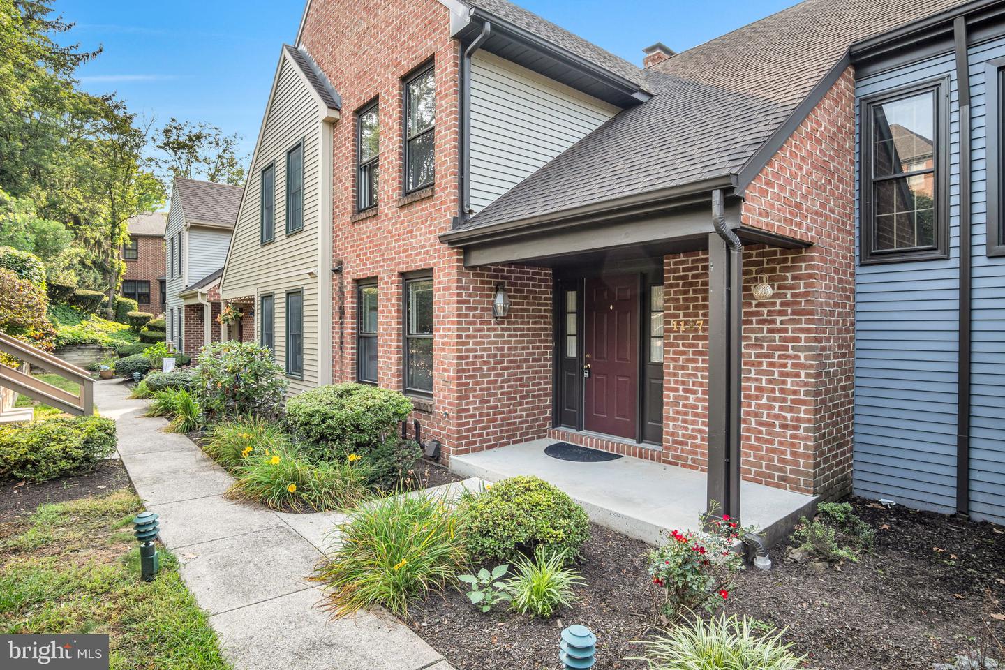 1127 Wicklow Ct — photo
