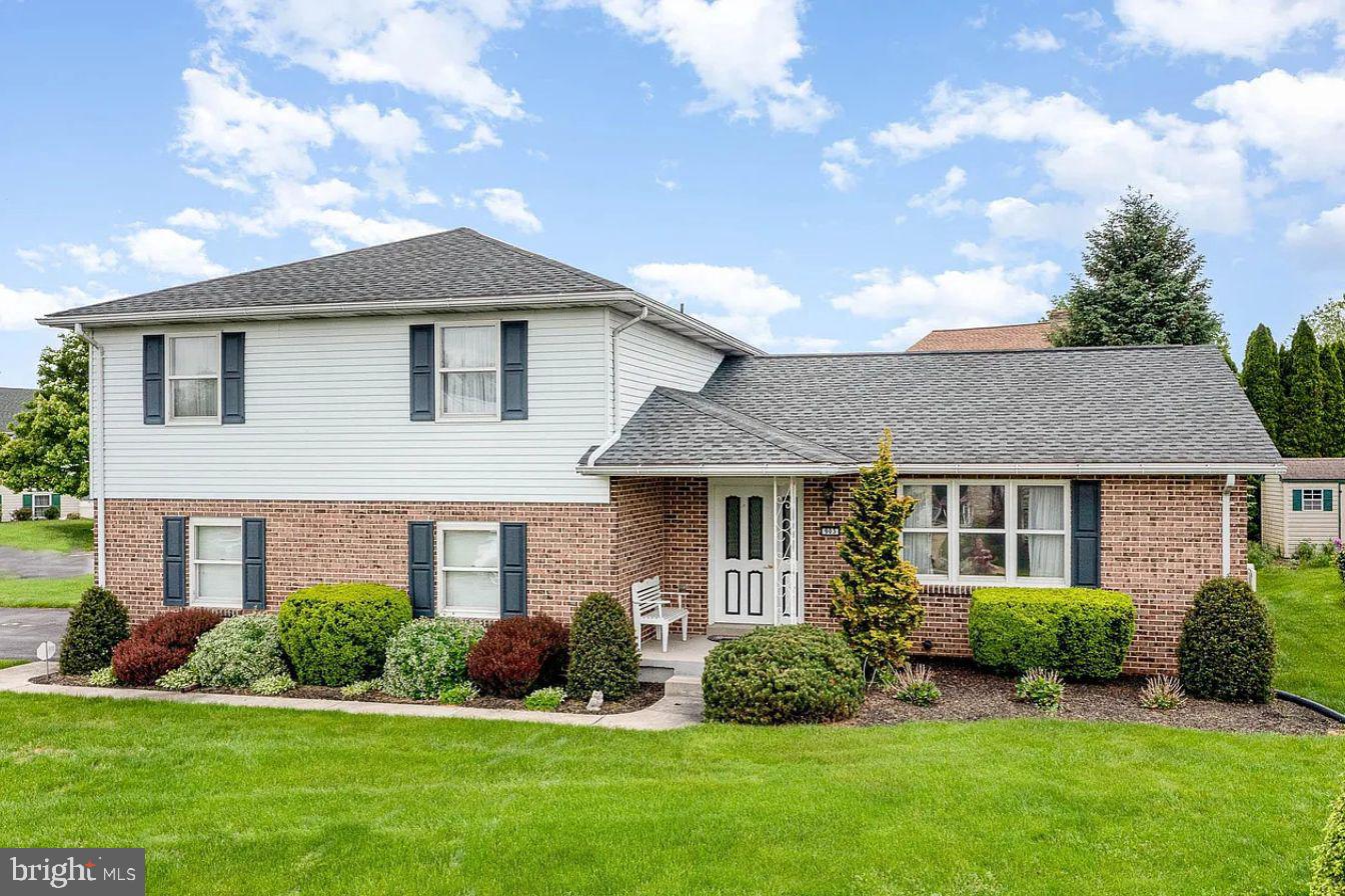903 Manor Dr — photo