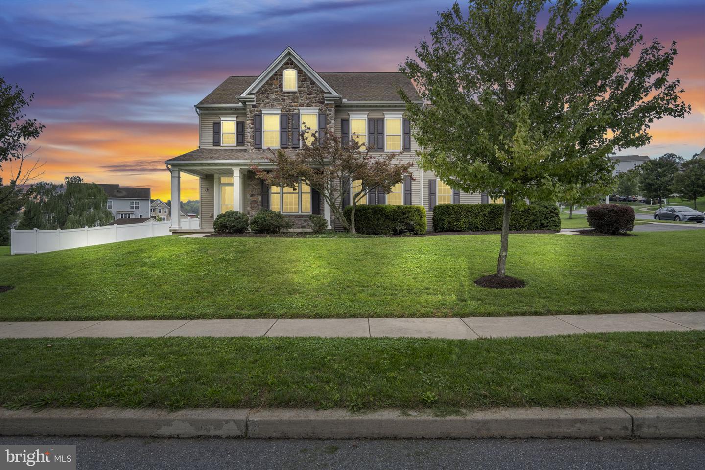 7433 View Crest Dr — photo