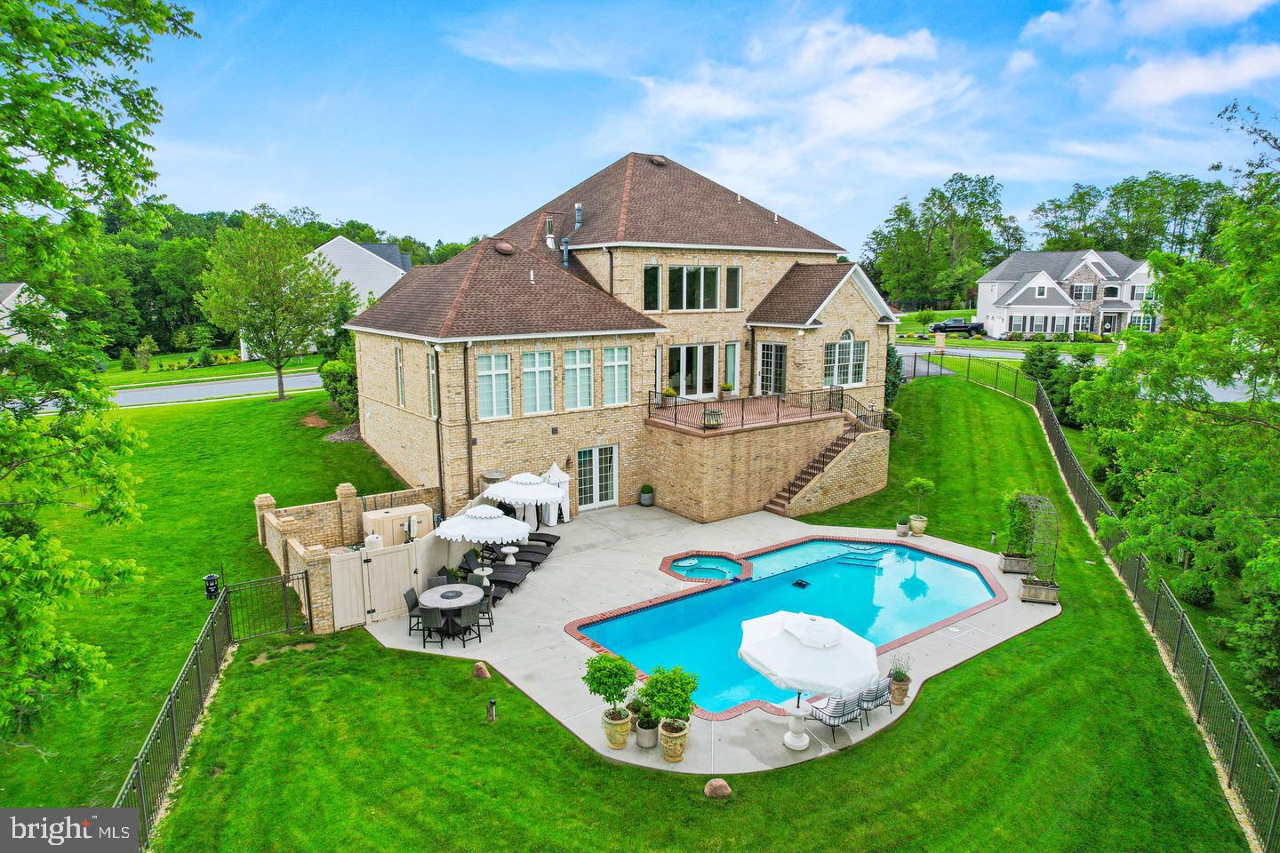 740 Hampton Ct — photo