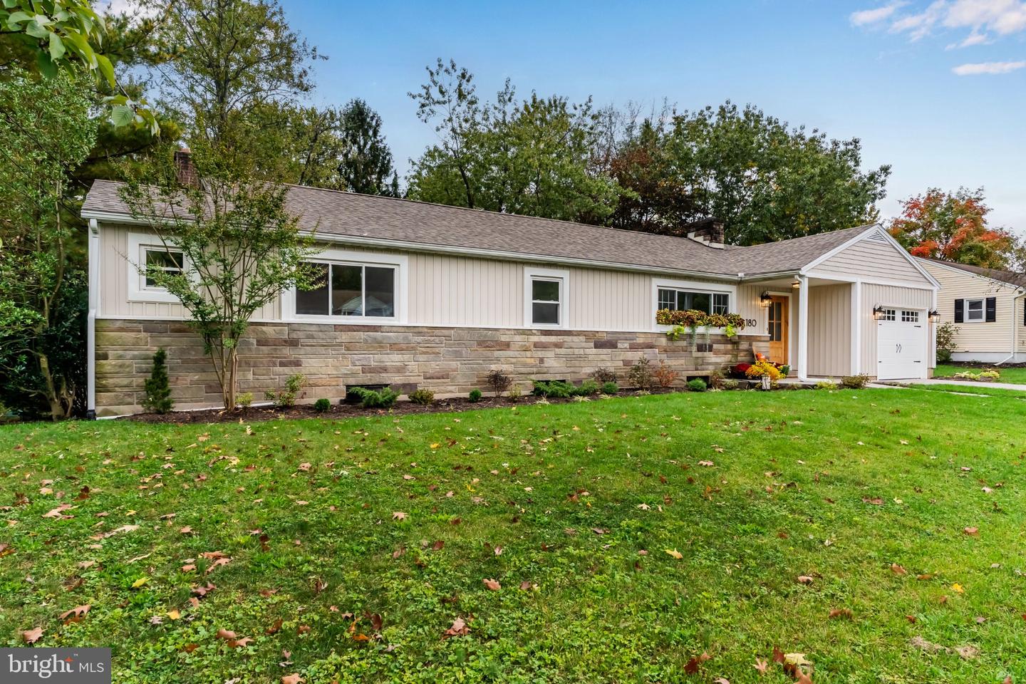 180 W Caren Dr — photo