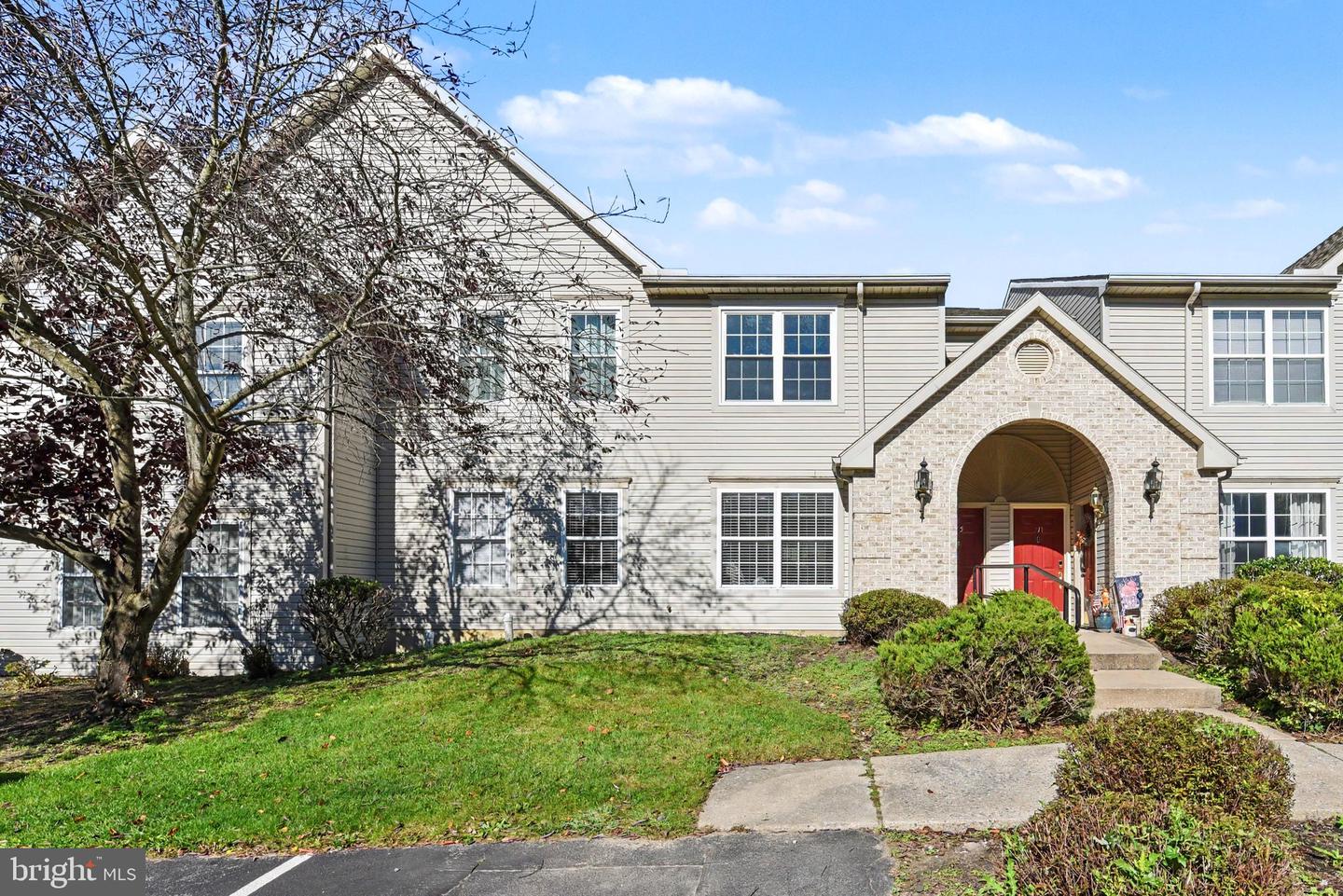215 Forest Oak Ln — photo