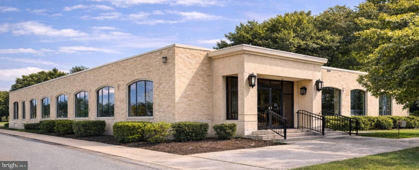 101 E Darby Rd — photo