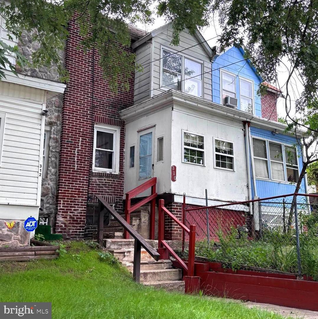 310 W 15th St — photo
