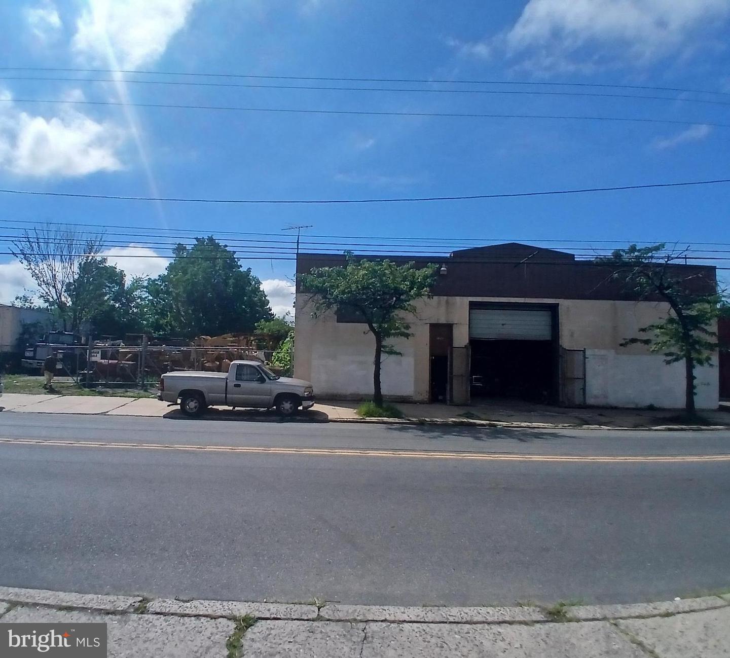 1023 W 9th St — photo