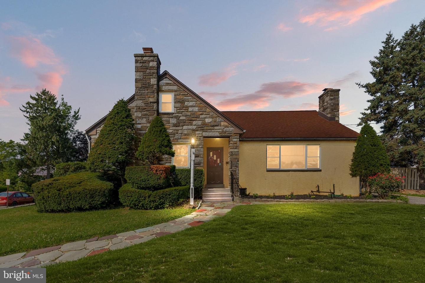 601 Fairview Rd — photo