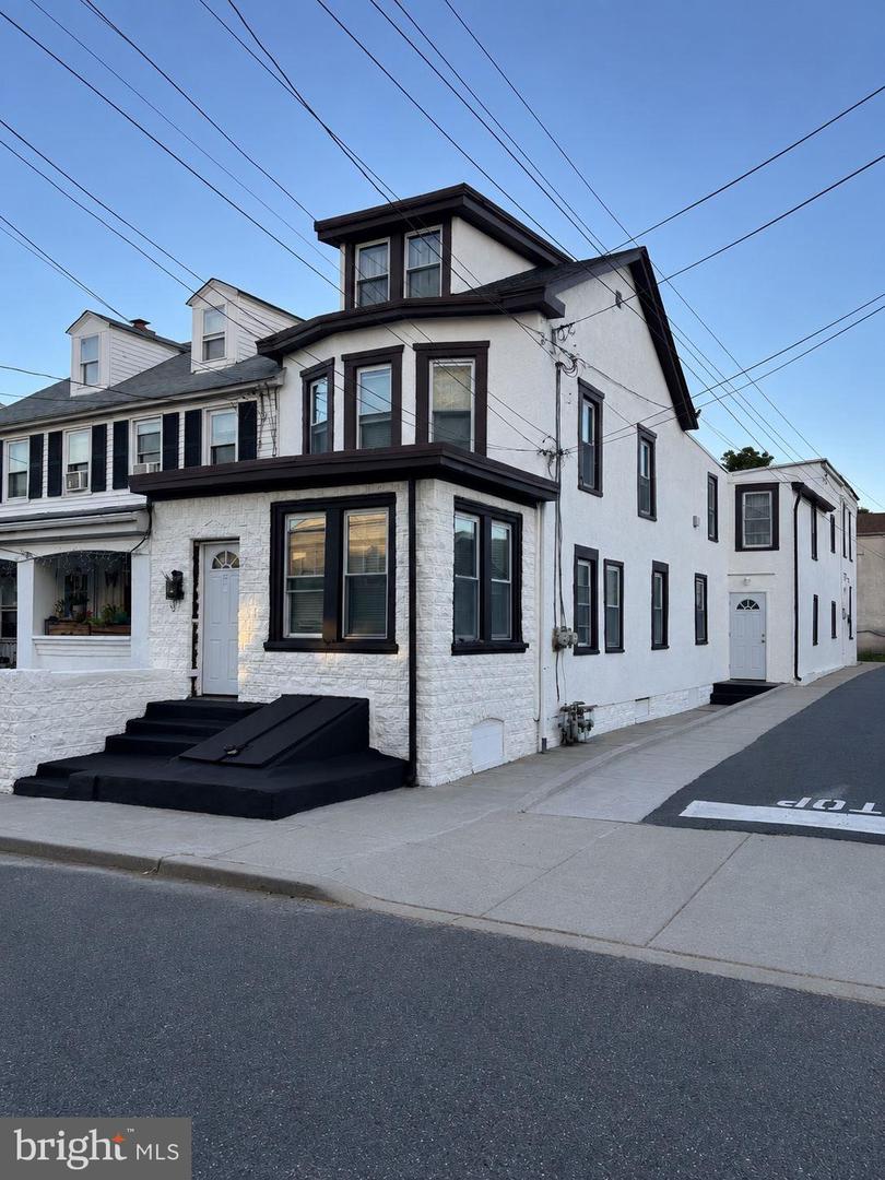 2 W 2nd St #3 — photo