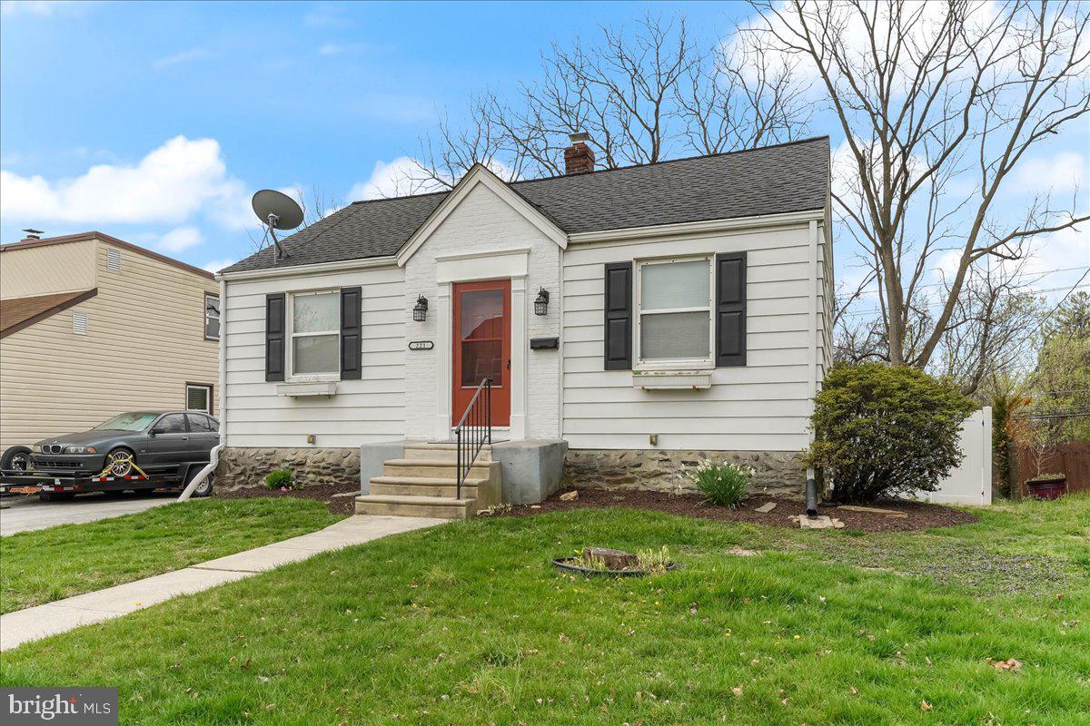 221 W Martin Ln — photo