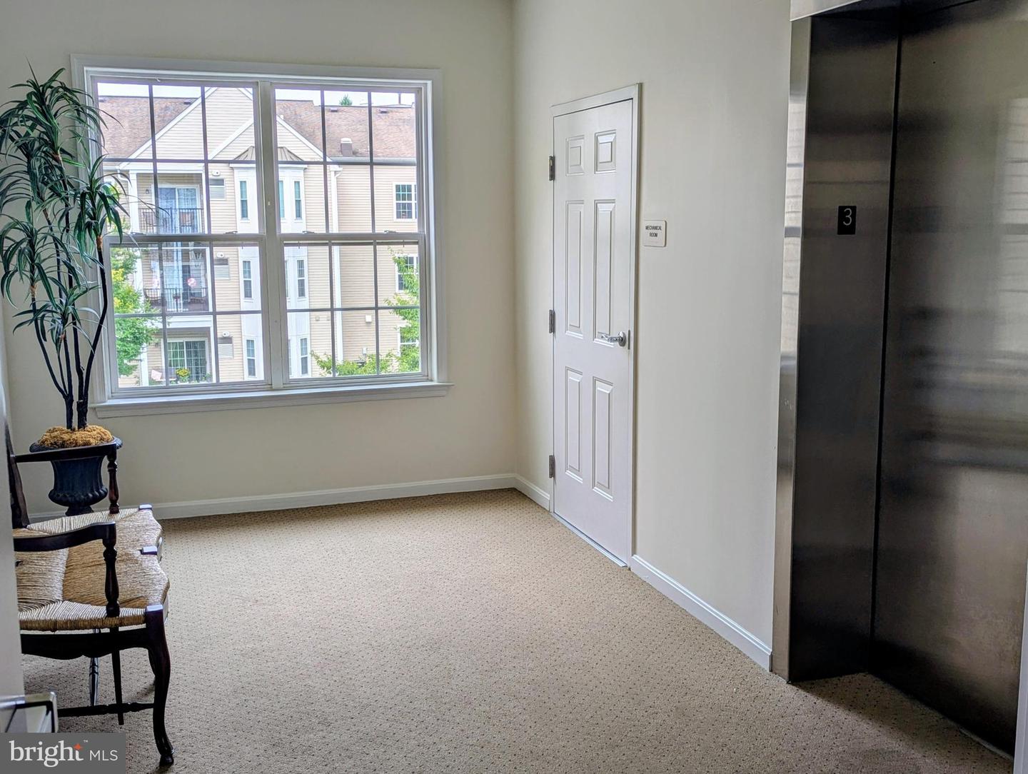 734 Creekside Dr — photo