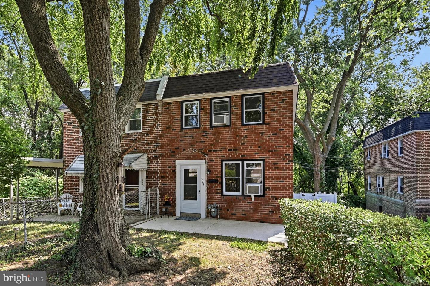 327 Greenwood Rd — photo