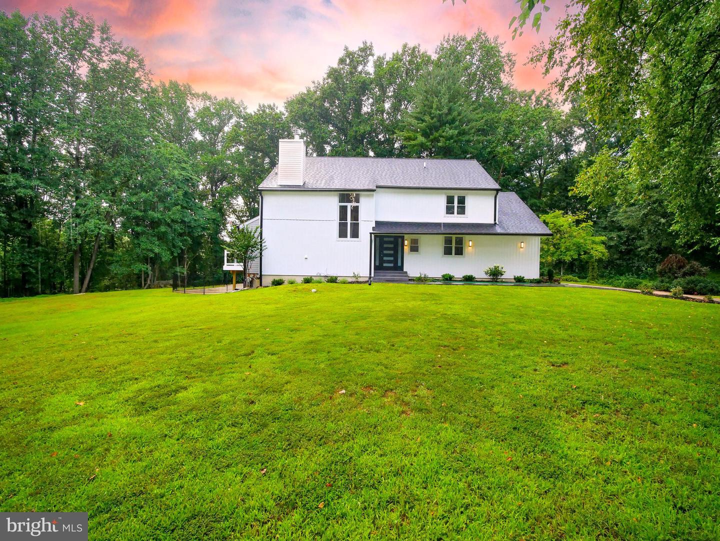 1375 Pond View Ln — photo