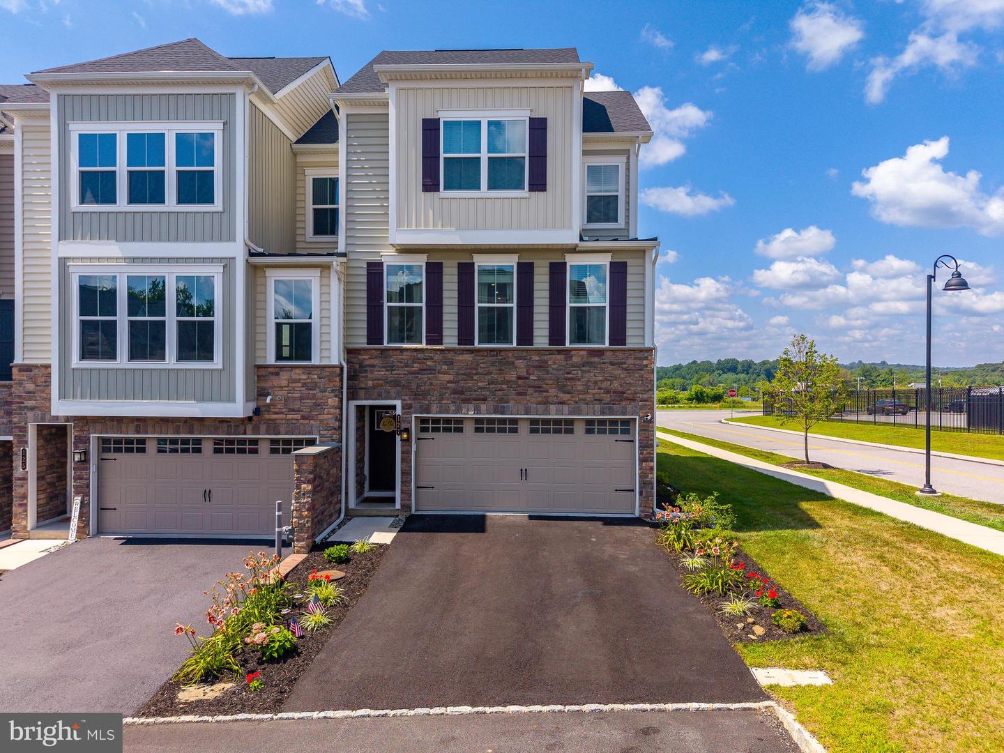 127 Kyle Sq — photo