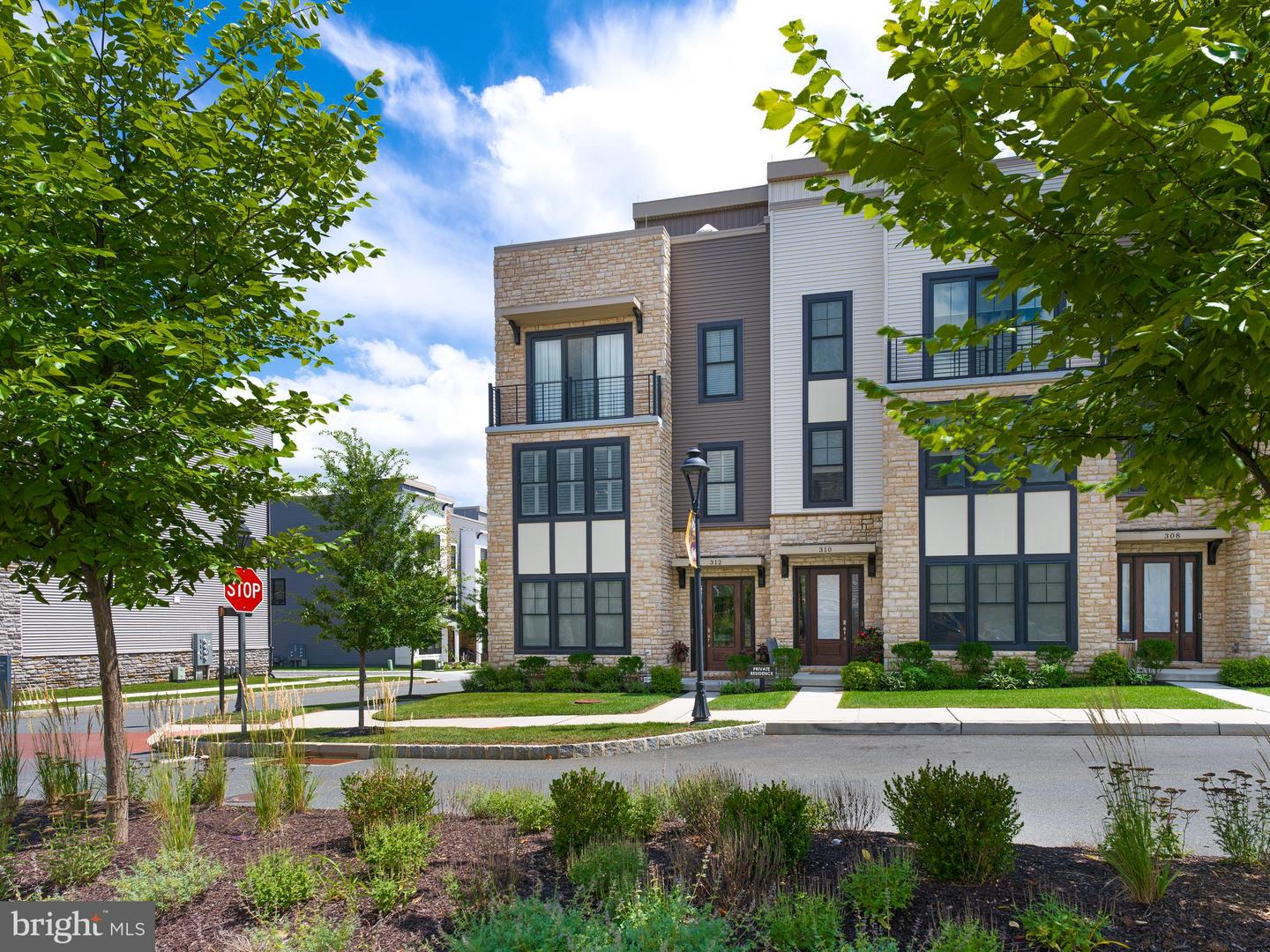 312 W Squire Dr — photo