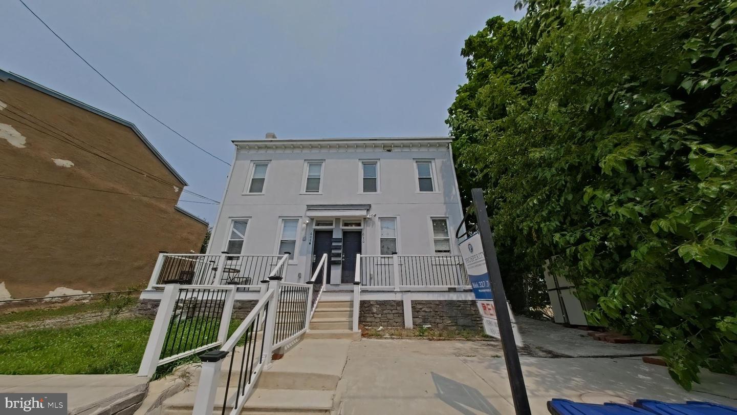 610 E 9th St #1 — photo