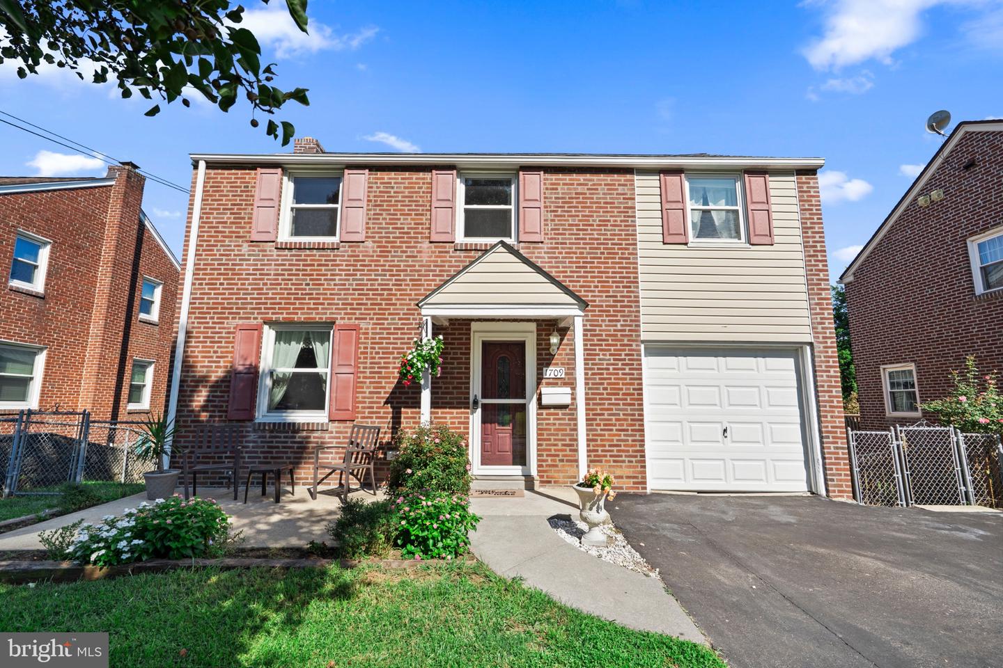 1709 Robinson Ave — photo