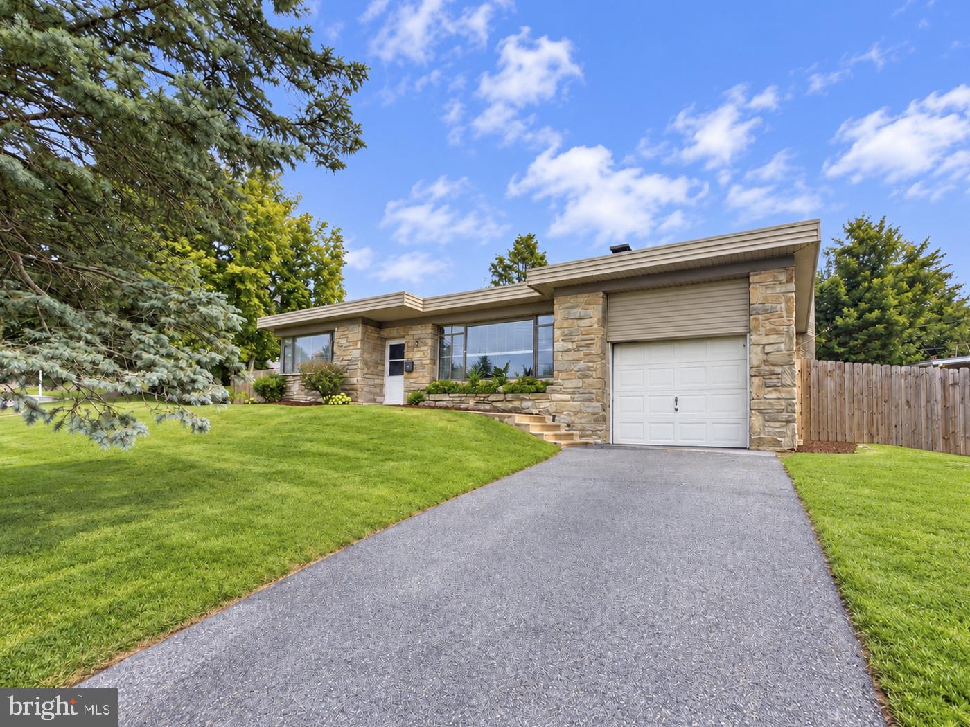 705 Hedgerow Dr — photo