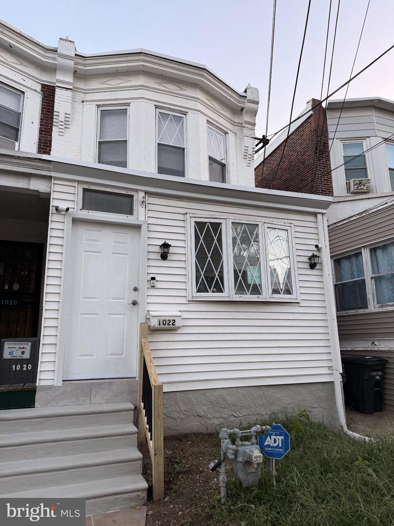 1022 Lawrence Ave — photo