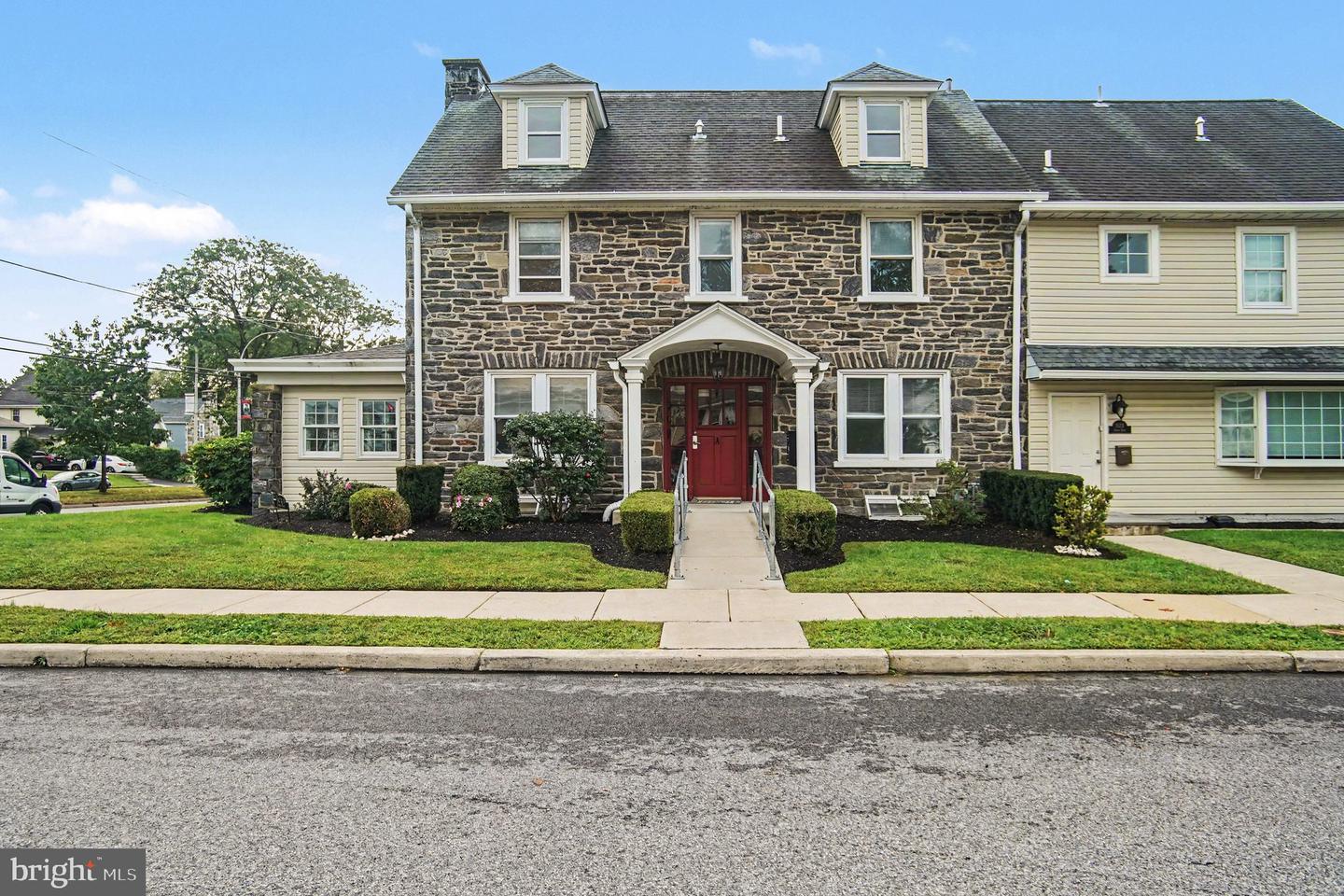 812 Darby Rd — photo