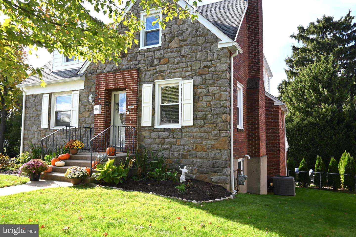 1012 Edgewood Dr — photo