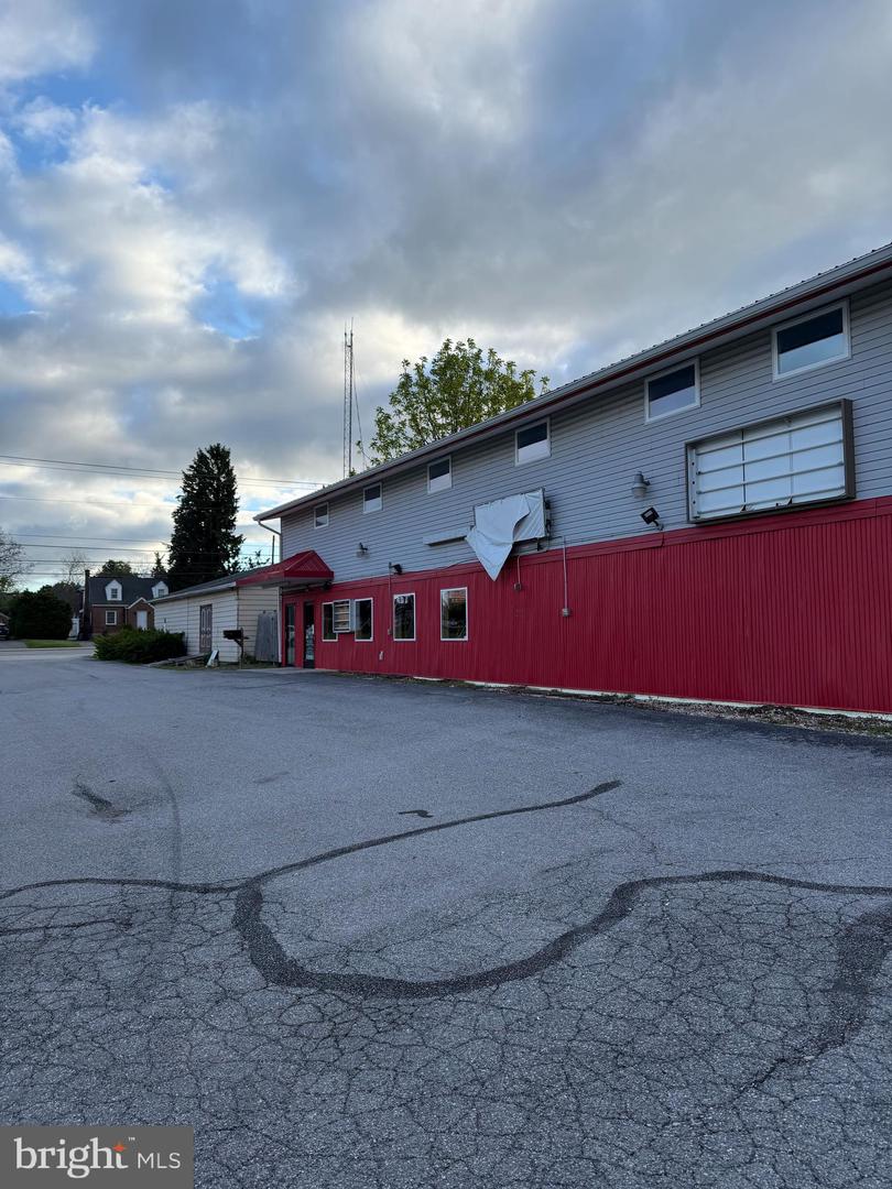 1758 Lincoln Way E — photo