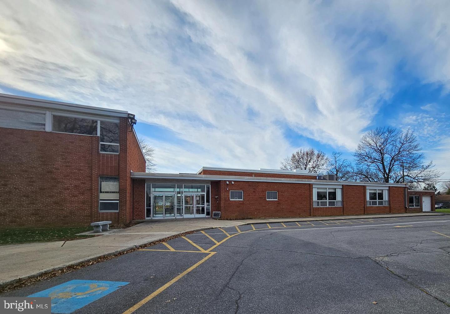1811 Lincoln Way E — photo