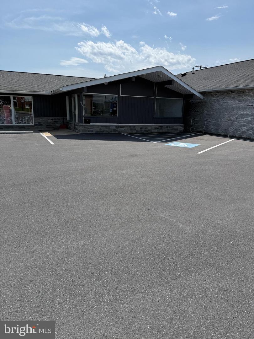 1804 Buchanan Trail East — photo