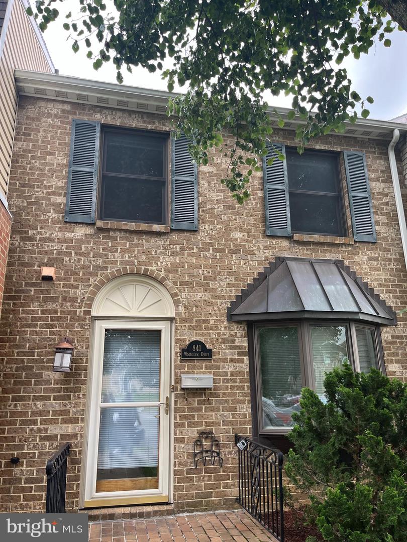 841 Woodlawn Dr — photo