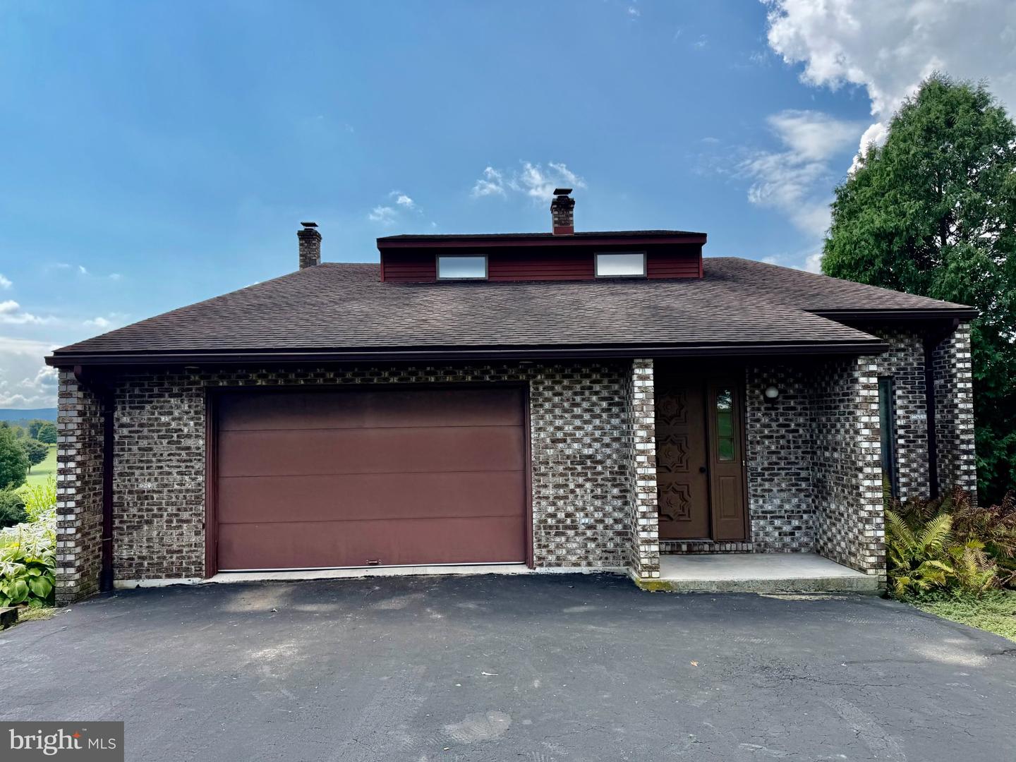 2122 Hillview Dr — photo