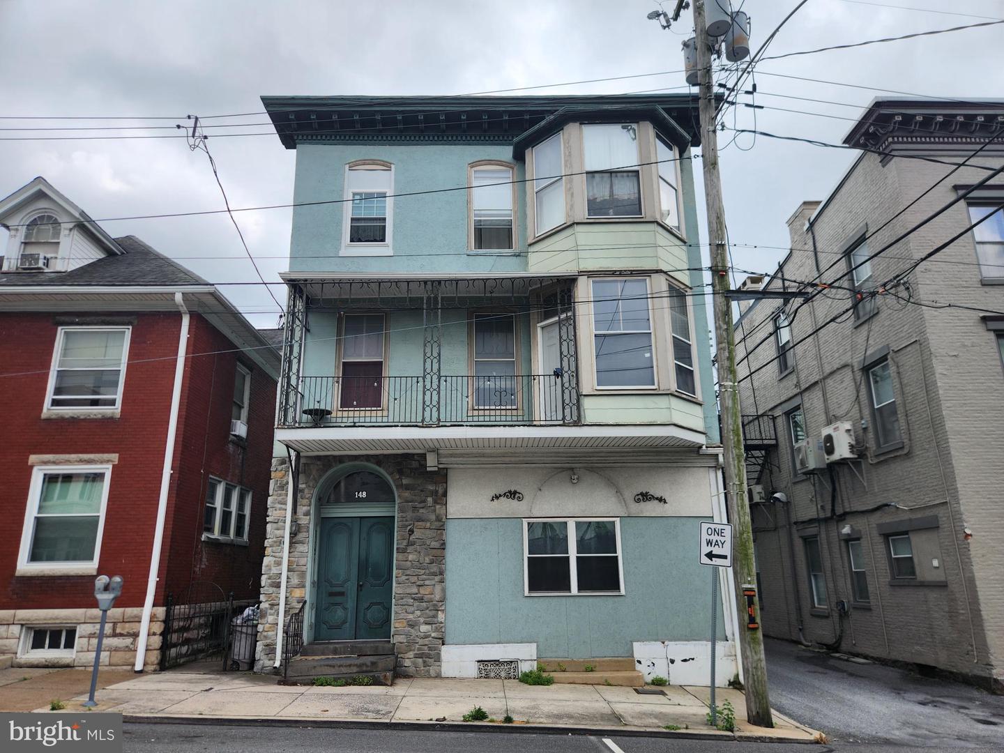 148 E Queen St — photo