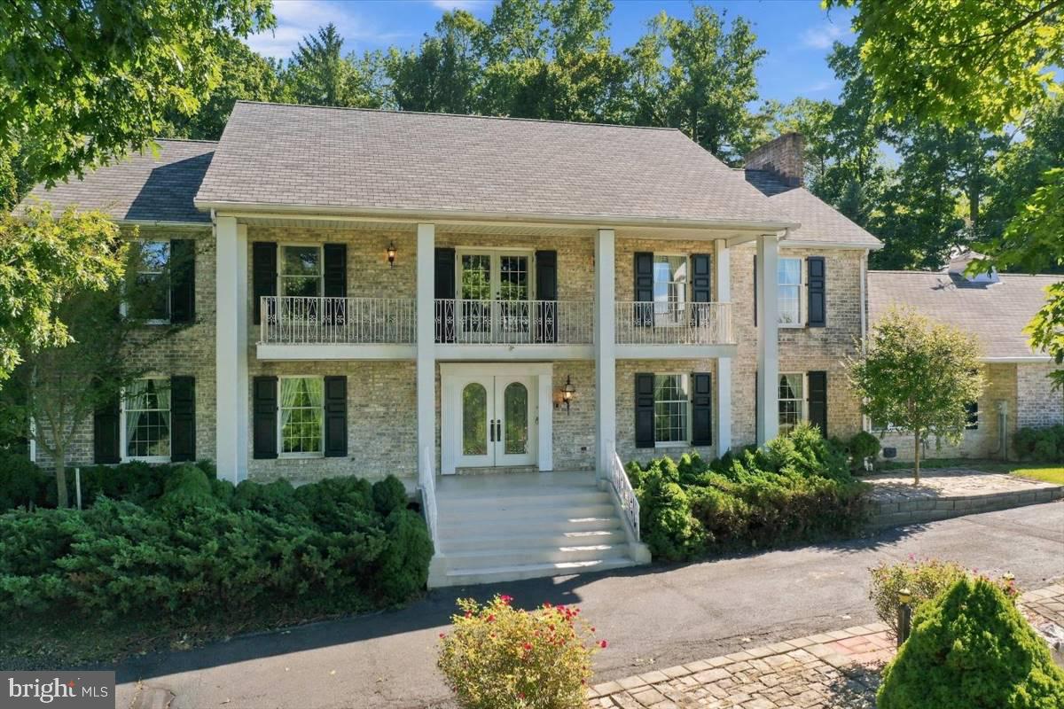 586 Crestwood Dr — photo