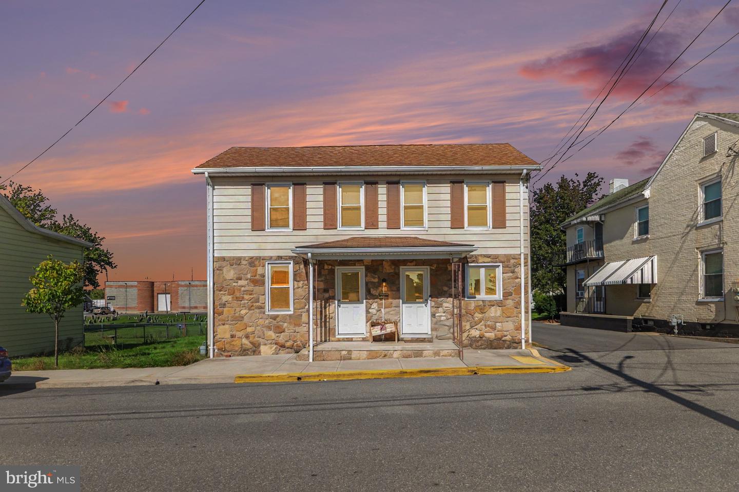 128 E Madison St E — photo