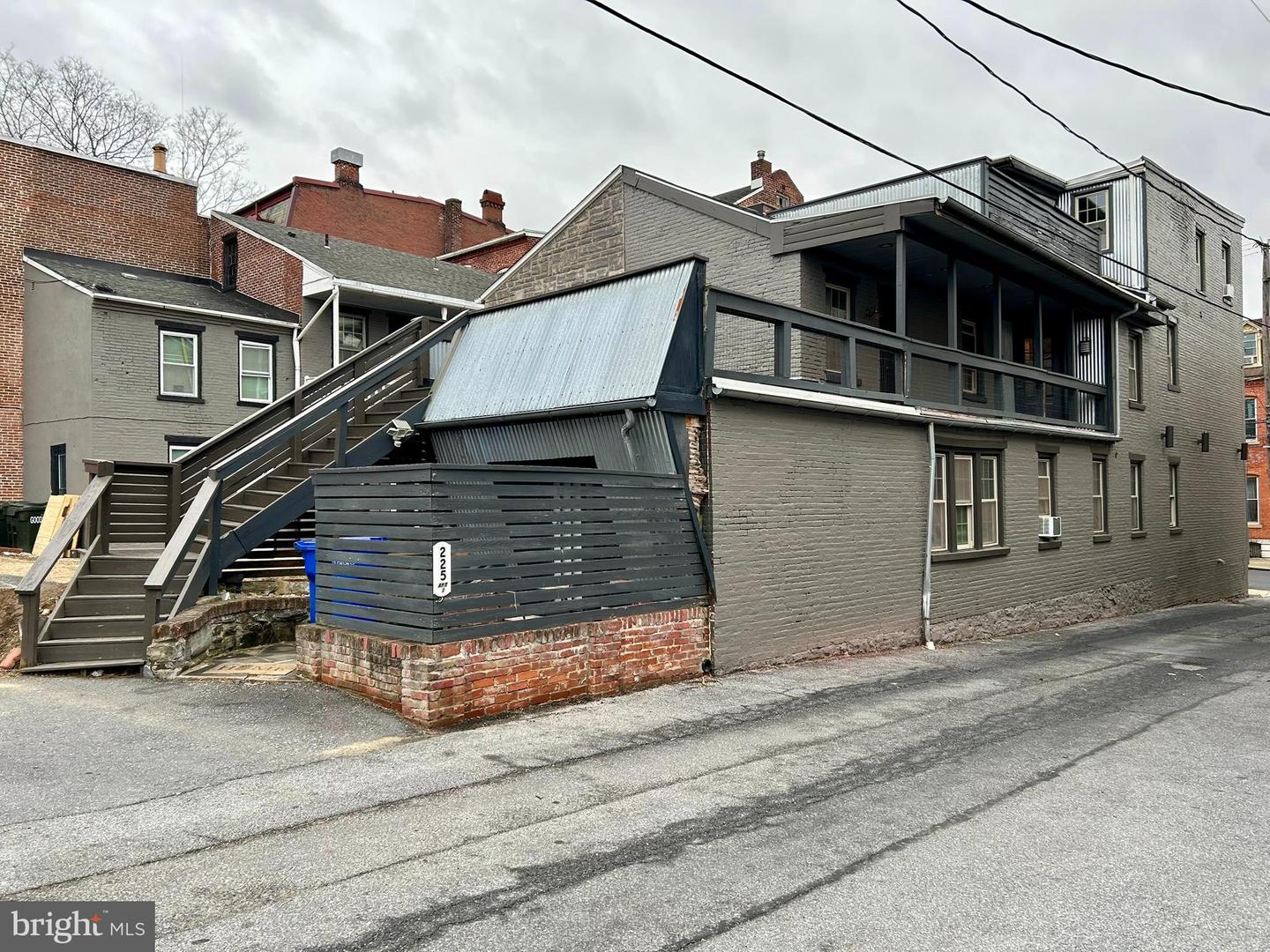 225 E King St #1 — photo