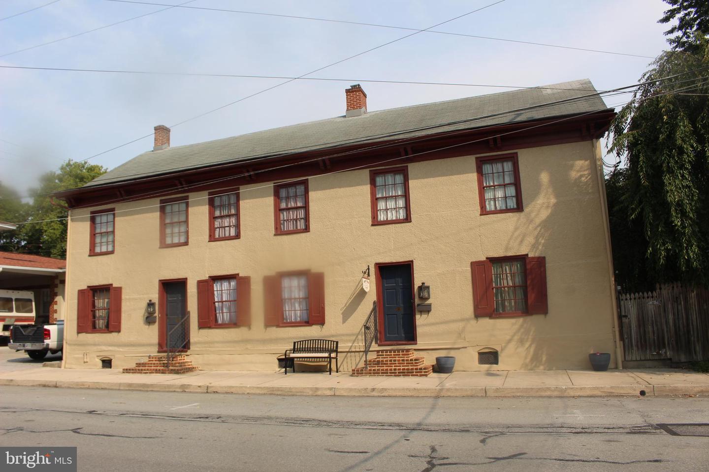 110-114 E Market St — photo