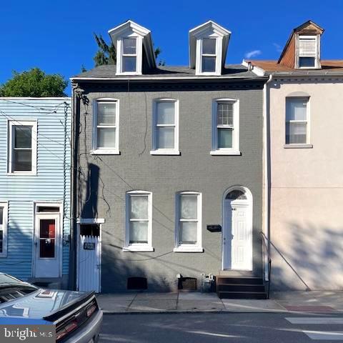 441 E Strawberry St — photo
