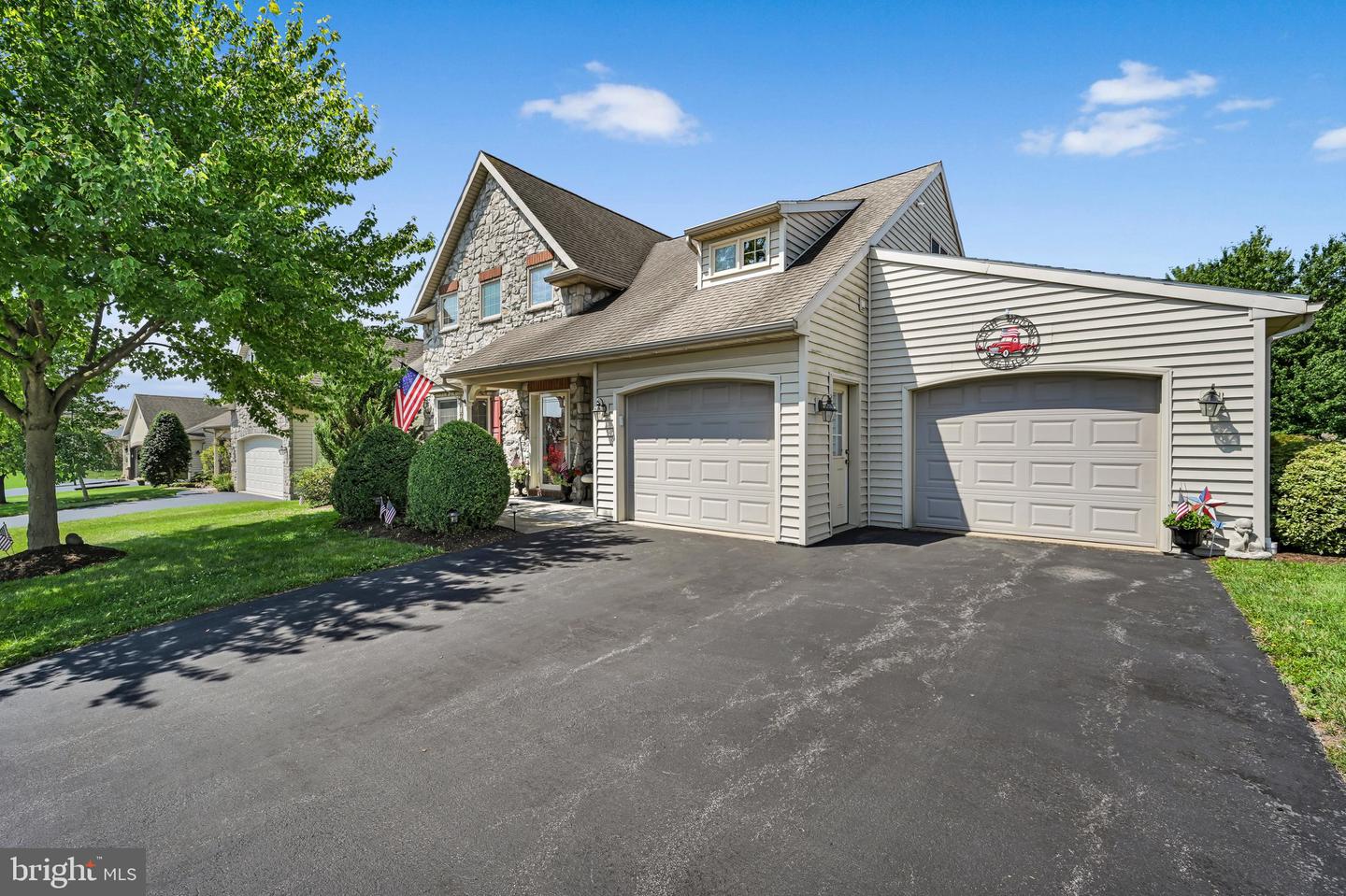 1066 Cambridge Dr — photo