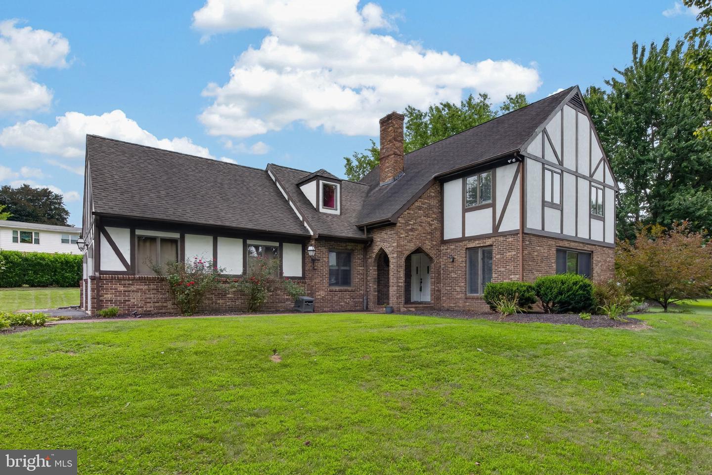 60 Country Ct — photo