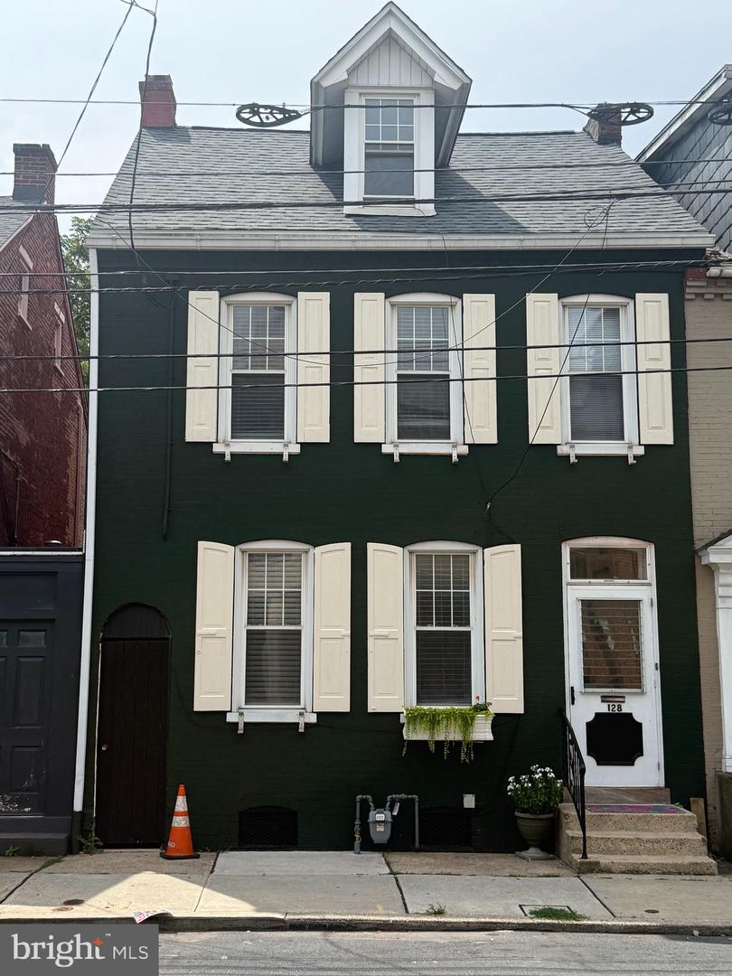 128 E James St — photo