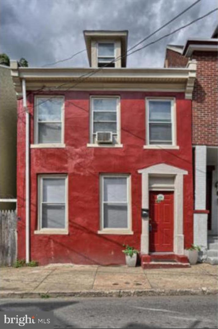 409 E Strawberry St — photo