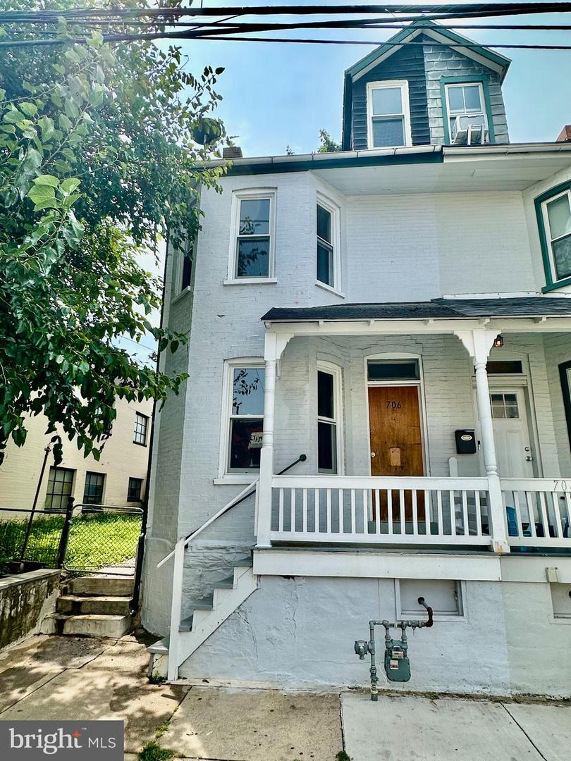 706 E Walnut St — photo