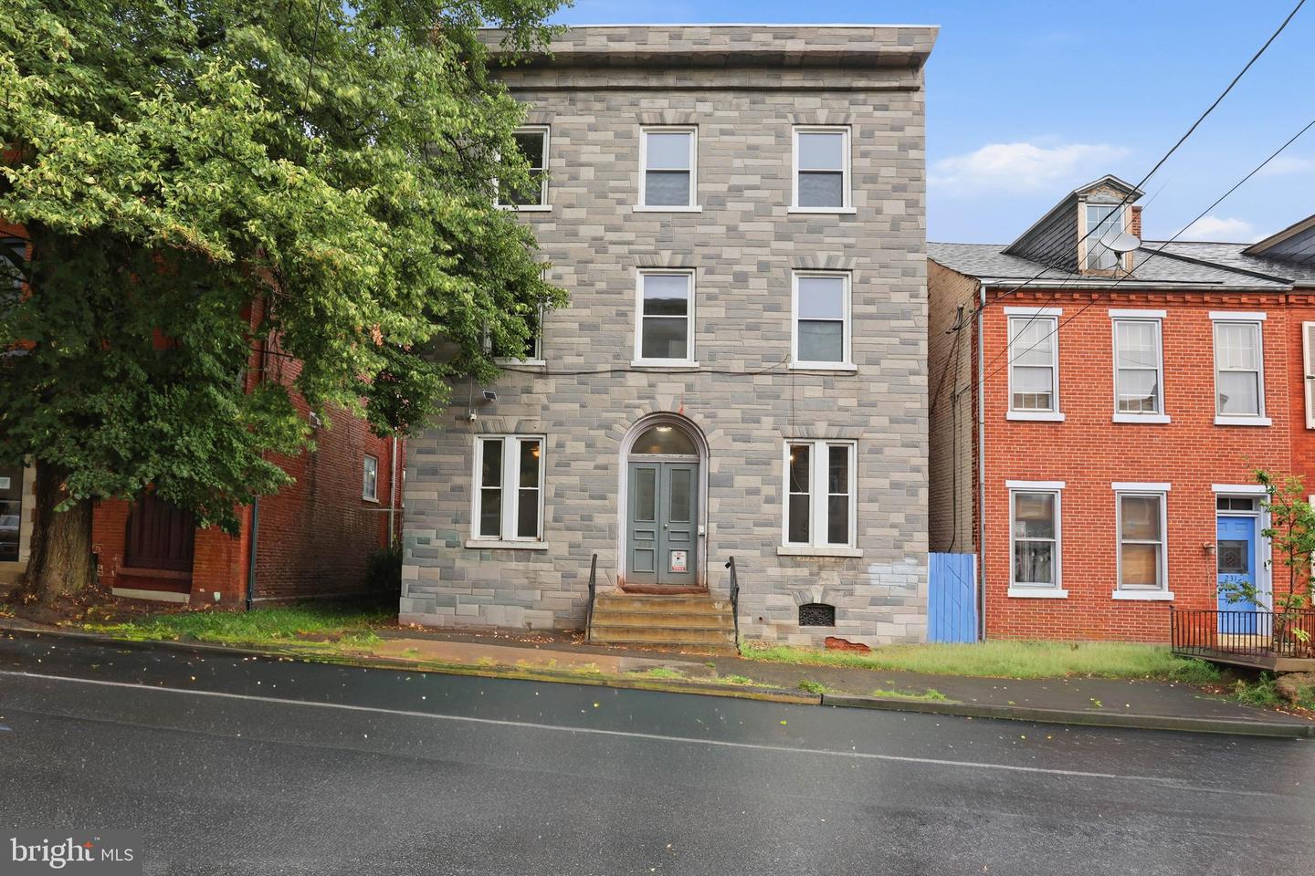 233 W Chestnut St — photo