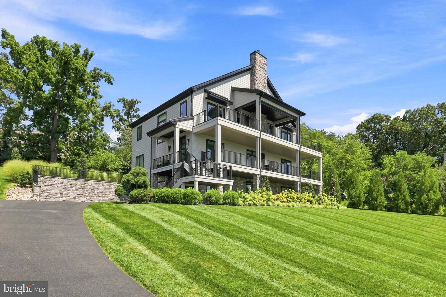 327 E Woods Dr — photo