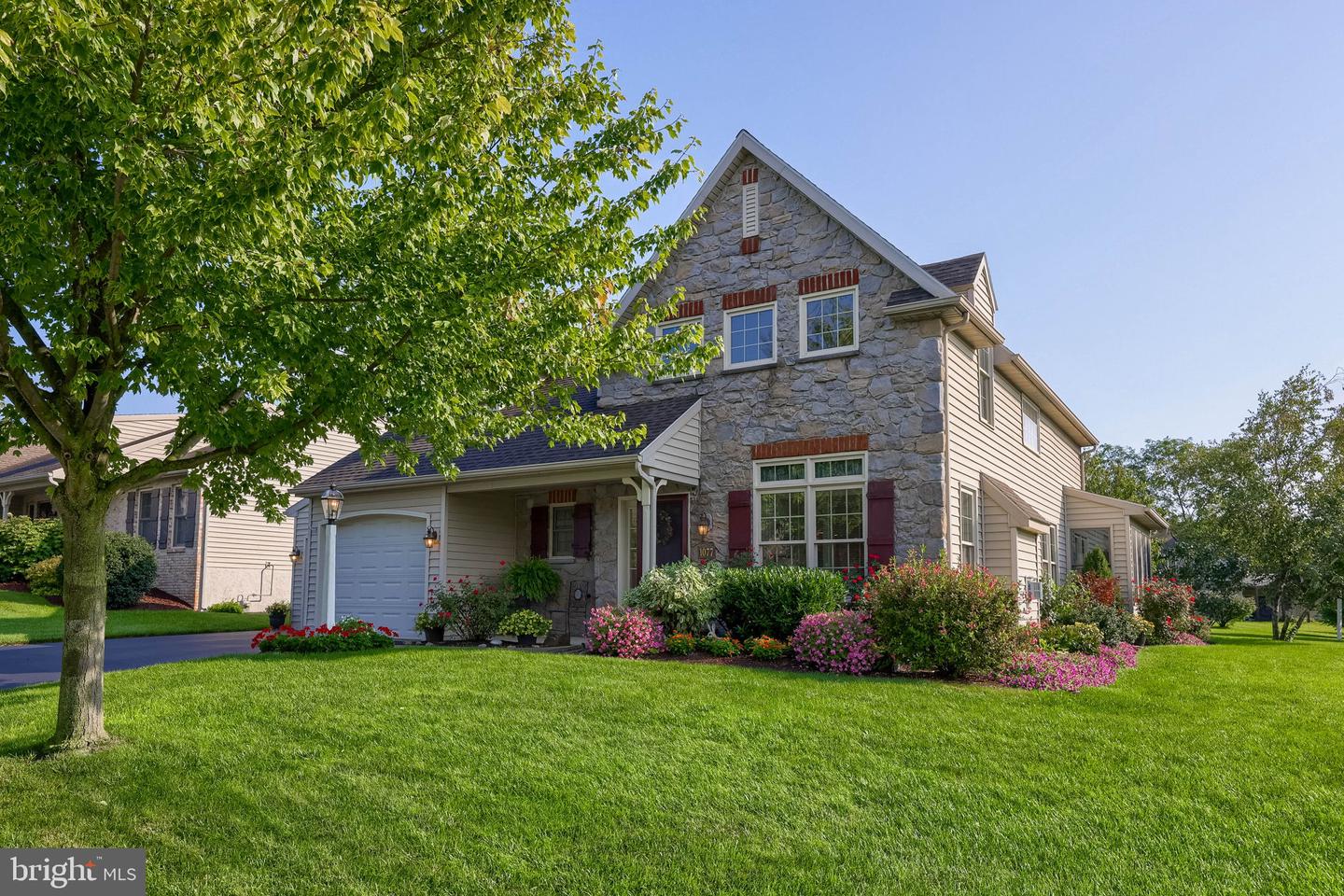 1077 Cambridge Dr — photo
